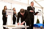 Fotoreportaż z uroczystości wkopania kamienia węgielnego pod fabrykę firmy Borg Warner