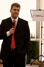 Fotoreportaż z uroczystości wkopania kamienia węgielnego pod fabrykę firmy Borg Warner
