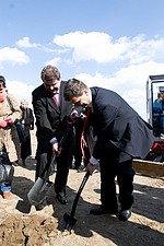 Fotoreportaż z uroczystości wkopania kamienia węgielnego pod fabrykę firmy Borg Warner